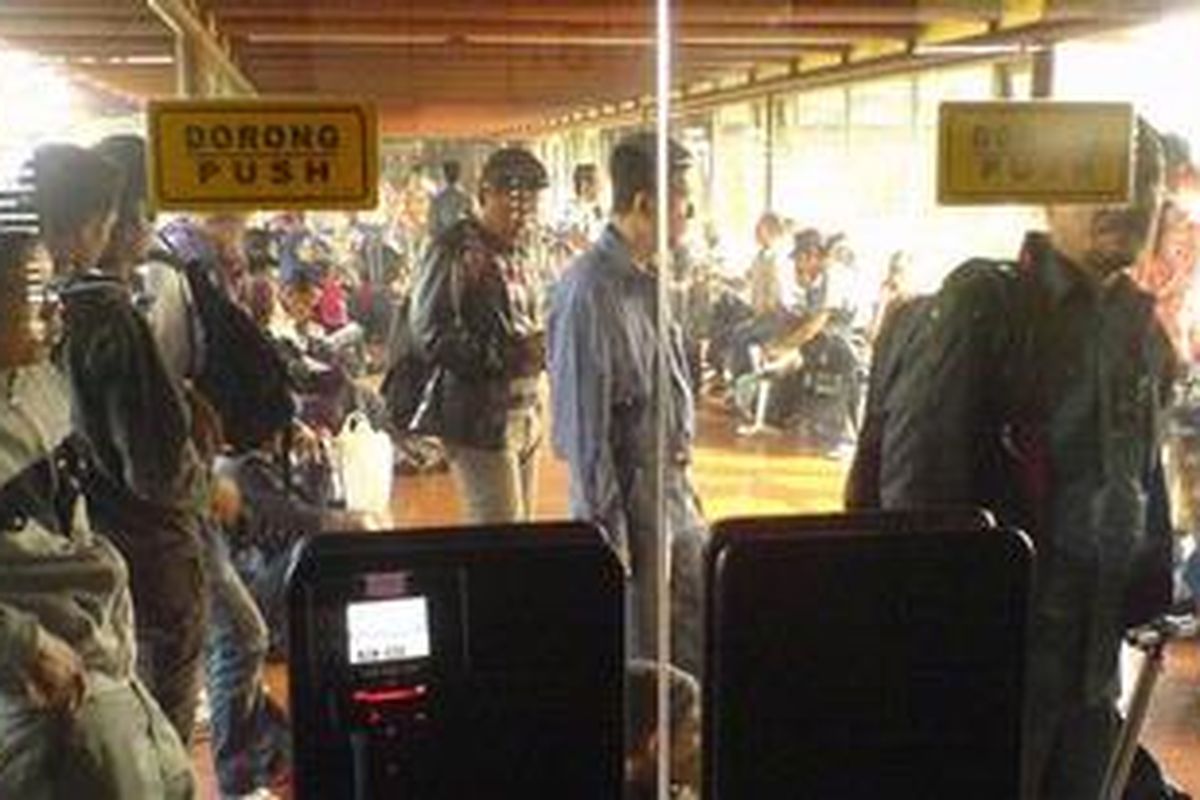 Ruang tunggu B4 Bandara Soekarno-Hatta, Kamis (6/10/2011), penuh sesak. Sejumlah penumpang Lion Air dan Sriwijaya Air ke berbagai tujuan terpaksa duduk di lantai.