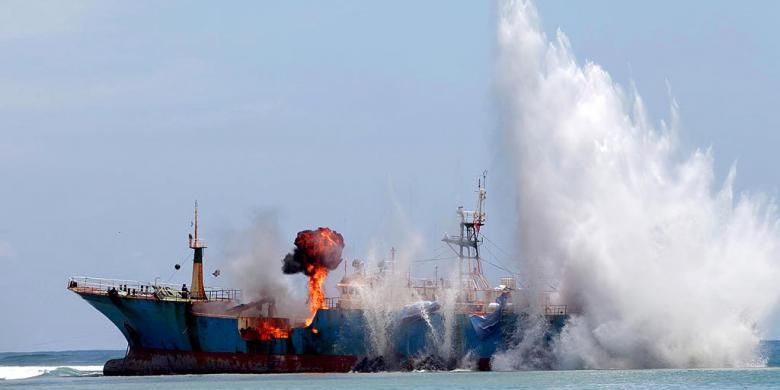 Kapal asing Fishing Vessel (FV) Viking dikaramkan dan diledakkan bagian lambungnya di Pantai Barat, Pangandaran, Kabupaten Pangandaran, Jawa Barat, Senin (14/3/2016). Kapal FV Viking yang juga merupakan buronan Interpol ini tertangkap di Tanjung Pinang, Kepulauan Riau, pada Februari lalu. Peledakan ini menjadi bagian dari kampanye perlawanan penangkapan ikan ilegal oleh Kementrian Kelautan dan Perikanan.