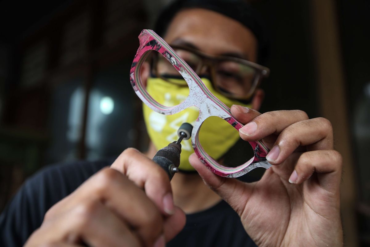 Pendiri Kabau, Reynanto Akhmad Aditya menyelesaikan pembuatan kacamata kayu di workshopnya di Jakarta Timur, Kamis (24/9/2020). Kacamata kayu Kabau dibuat dengan memanfaatkan limbah bekas papan skateboard.