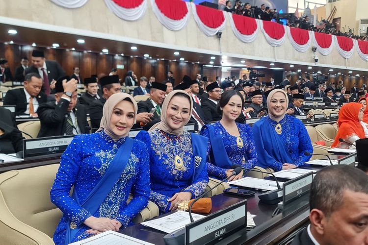 Dina Lorenza hadir dalam pelantikan anggota DPR RI