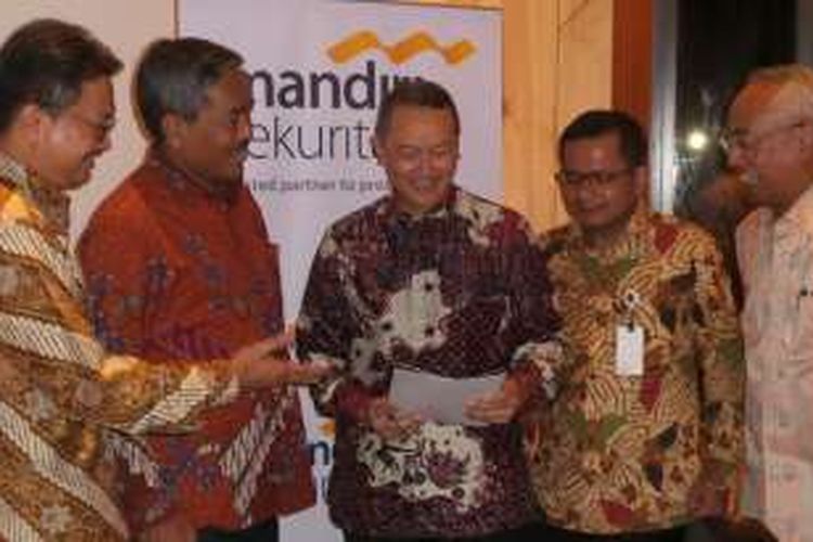 Direksi PT Mandiri Sekuritas pada acara buka puasa bersama di Bursa Efek Indonesia, Senin (20/6/2016).
