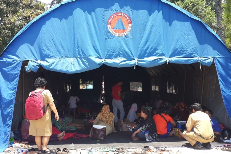 Sejumlah pengungsi bencana angin kencang di tenda pengungsian Posko BPBD Kota Batu, Jawa Timur, Senin (21/10/2019)