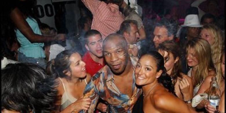 Mike Tyson dan para wanita poenggemarnya