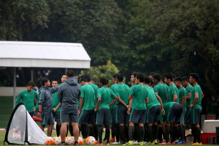 Pelatih timnas U-18, Indra Sjafri, saat memimpin latihan tim nasional U-18 di Stadion Atang Sutresna, Cijantung, Jakarta Timur, Selasa (3/4/2017). Timnas U-18 di persiapkan untuk mengikuti Piala AFF di Myanmar pada 4-17 September 2017.
