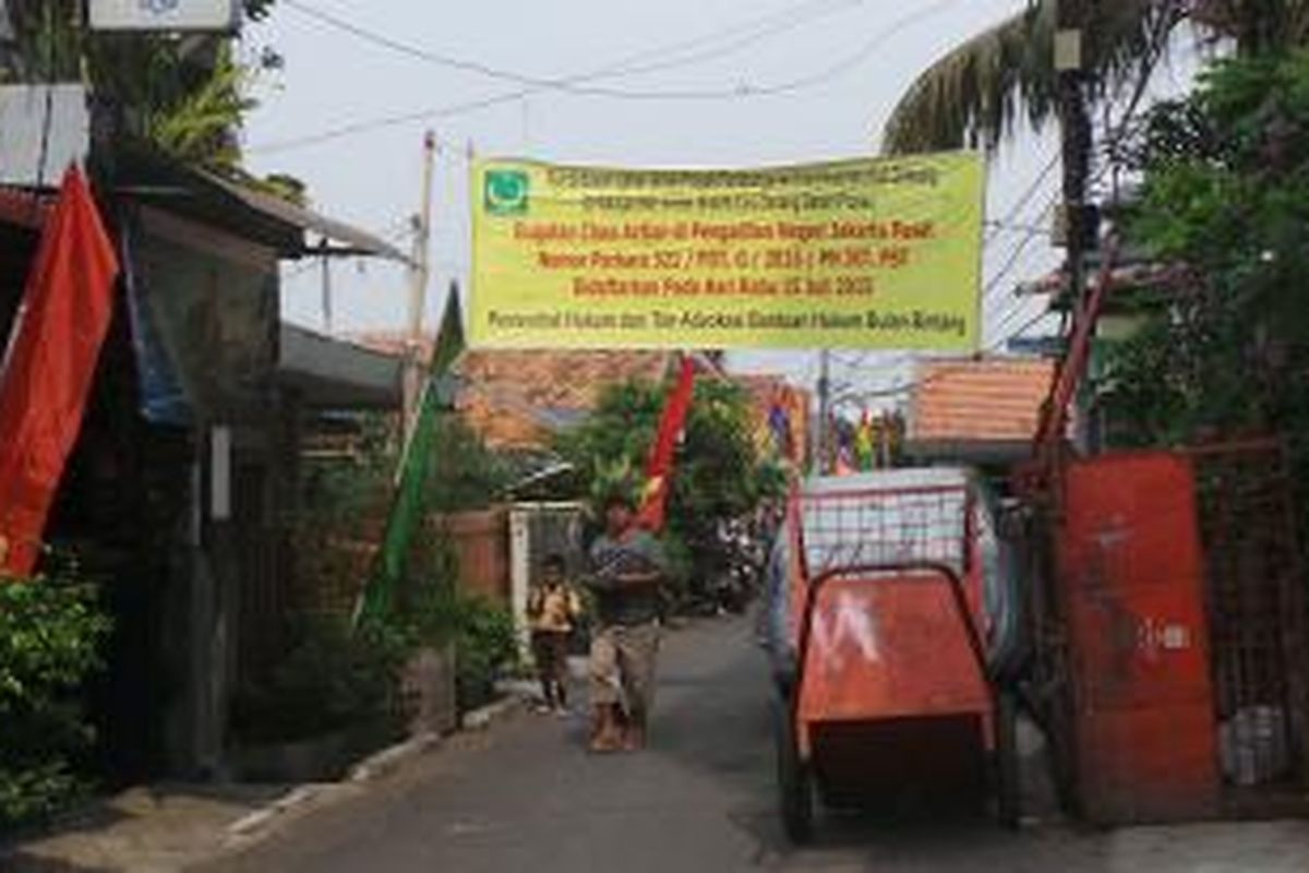 Spanduk terkait rencana penggusuran atas proyek sodetan Ciliwung-KBT di Bidaracina, Jatinegara, Jakarta Timur. Rabu (26/8/2015)
