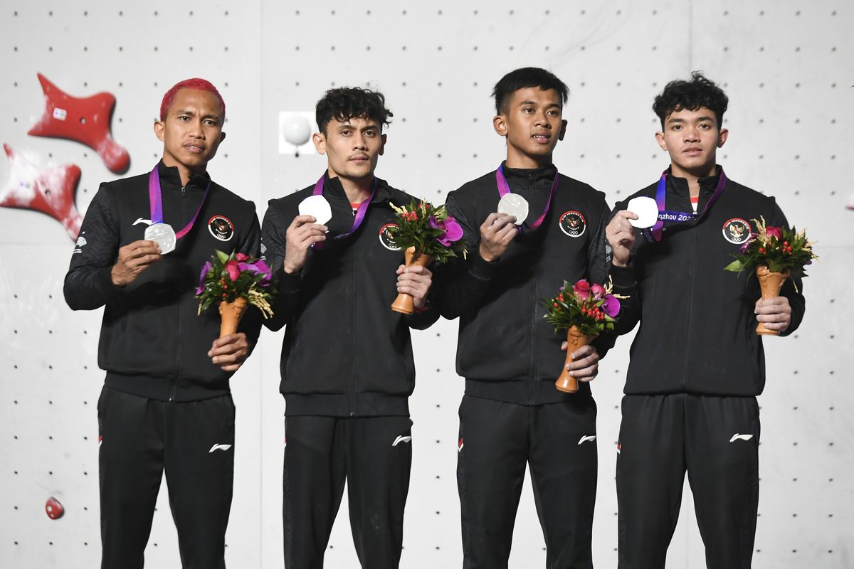 Pemanjat tebing Indonesia (dari kiri) Aspar Jaelolo, Veddriq Leonardo, Rahmad Adi Mulyono dan Kiromal Katibin menunjukan medali usai berlomba pada final speed relay putra Asian Games 2022 di Shaoxing Keqiao Yangshan Sport Climbing Centre, Shaoxing, China, Rabu (4/10/2023).  Tim putra Indonesia meraih medali perak usai didiskualifikasi karena false start. Artikel ini berisi klasemen medali Asian Games 2022. (ANTARA FOTO/Hafidz Mubarak A/foc.)