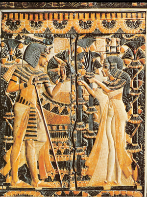 Firaun Tutankhamun (kiri) digambarkan membawa tongkat jalannya dan ratunya, Ankhesenamun (kanan).