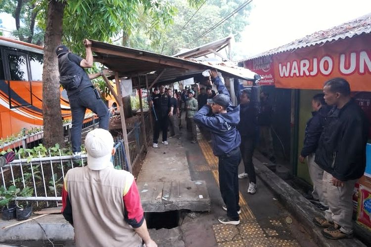 Pemkot Bandung Kembali Bongkar Bangunan Liar di Trotoar, Kali Ini Depan Unisba