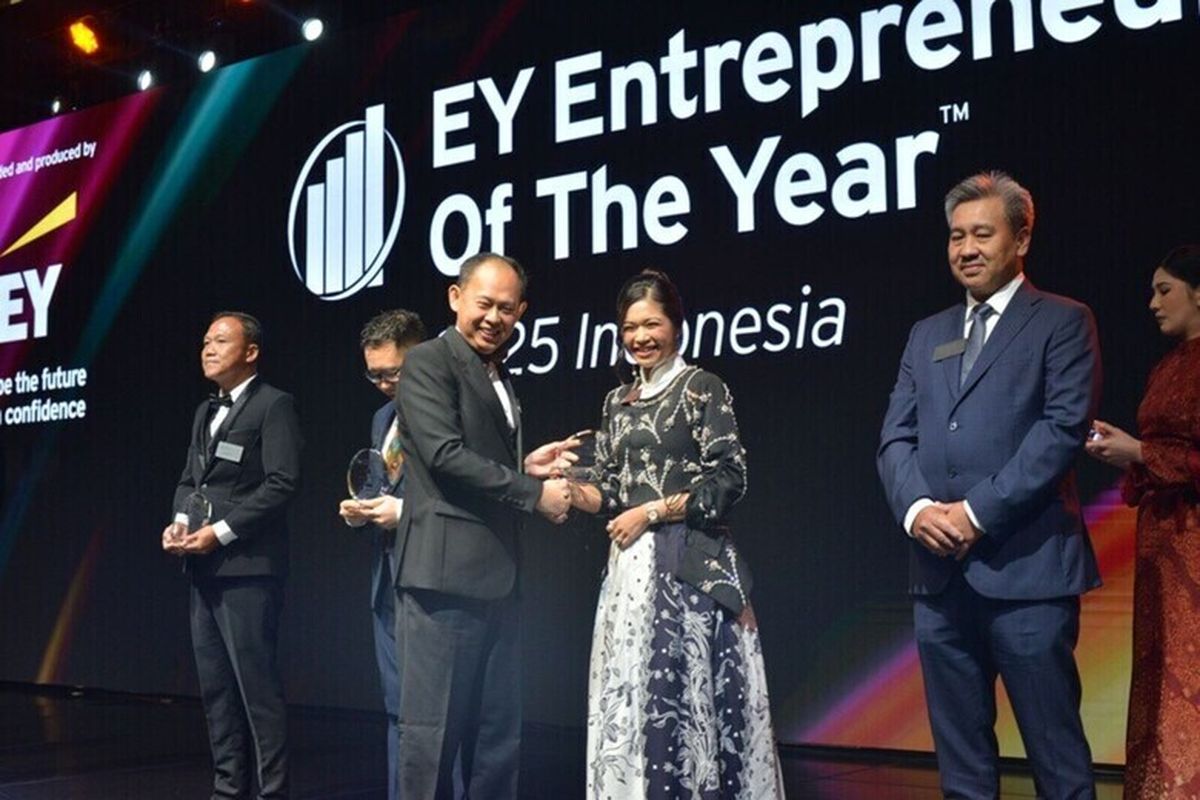 Shinta Nurfauzia, Co-CEO Lemonilo menerima piagam penghargaan sebagai finalis EY Entrepreneur of The Year 2025. 