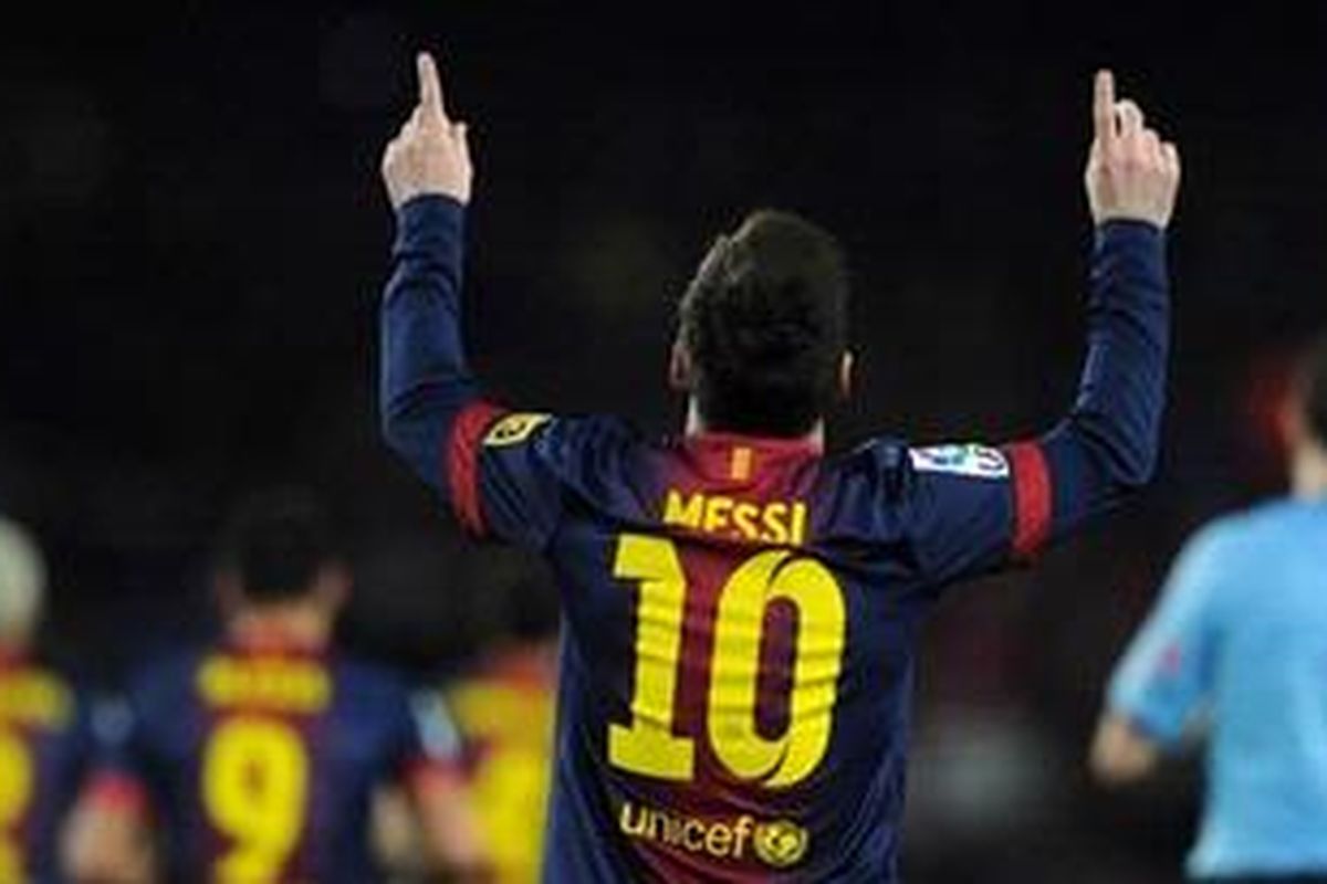 Penyerang Lionel Messi (Barcelona) merayakan gol yang dicetak ke gawang Rayo Vallecano dalam lanjutan Liga BBVA di Stadion Camp Nou, Minggu atau Senin (18/3/2013) dini hari WIB.