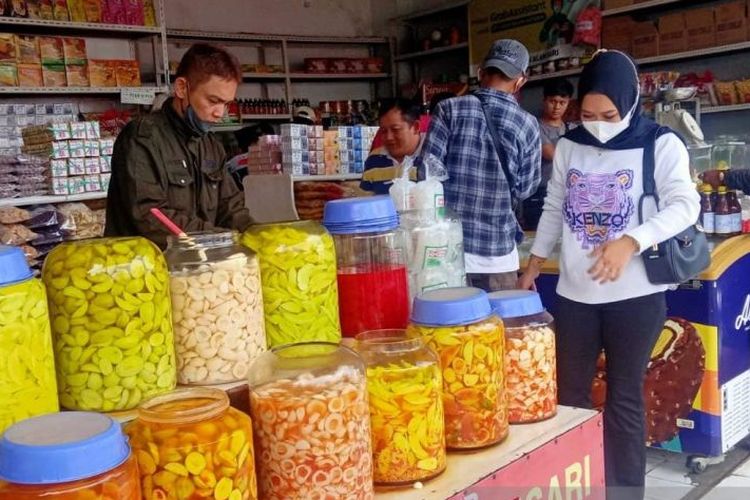 Pedagang manisan di Cianjur Jawa Barat