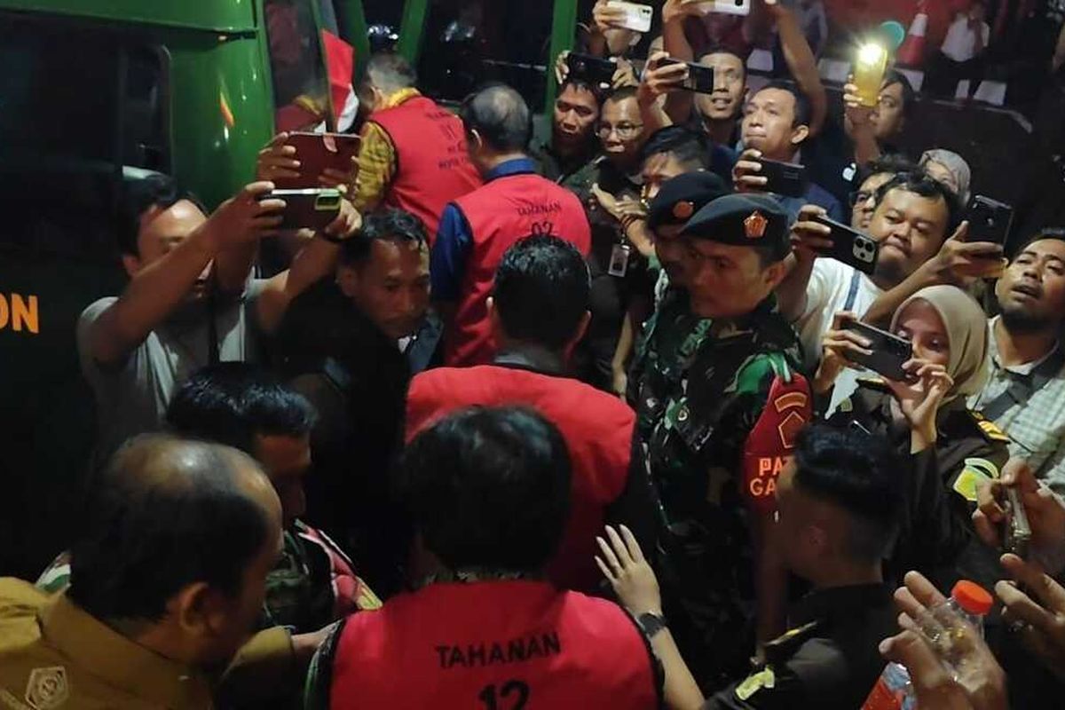 Kejari Kota Cirebon Jawa Barat menetapkan enam orang tersangka kasus dugaan tindak idana korupsi gedung Setda Balai kota Cirebon pada Rabu (27/8/2025) malam.