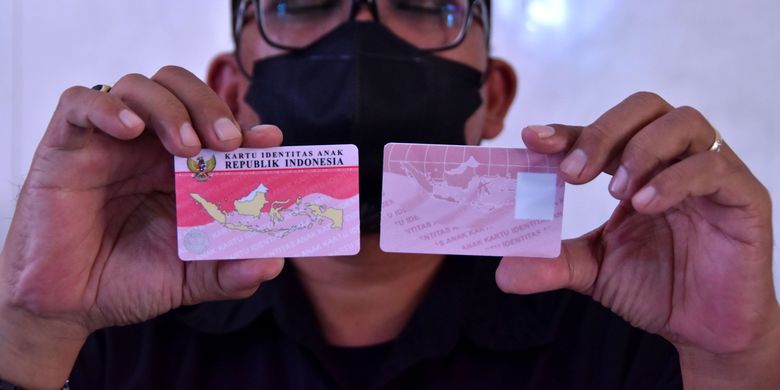 Petugas Disdukcapil Kota Bandung memperlihatkan blangko Kartu Identitas Anak.