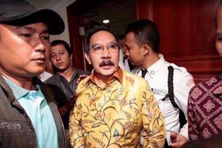 Terpidana kasus pembunuhan Direktur Putra Rajawali Banjaran Nasrudin Zulkarnaen, Antasari Azhar (berbatik kuning) saat menghadiri sidang uji materi di Mahkamah Konstitusi, Jakarta, Rabu (10/4/2013). Antasari Azhar mengajukan permohonan uji materi undang-undang KUHAP pasal 268 ayat (3) terkait permintaan Peninjauan Kembali (PK) lebih dari satu kali.