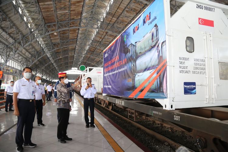 PT KAI menggratiskan pengakutan oksigen sebanyak 80 ton dari Jakarta ke Surabaya 