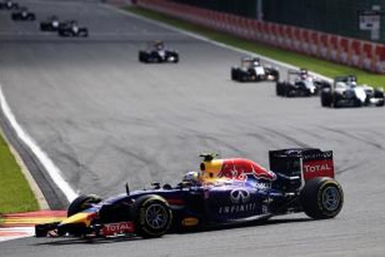 Pebalap Red Bull Racing asal Australia, Daniel Ricciardo, memacu mobilnya pada balapan GP Belgia di Sirkuit Spa-Francorchamps, Minggu (24/8/2014).