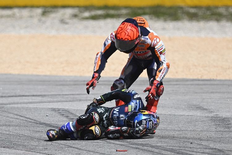 Pebalap Repsol Honda Marc Marquez menghampiri Miguel Oliveira seusai terlibat kecelakaan dalam balapan MotoGP Portugal di Sirkuit Internasional Algarve, Minggu (26/3/2023) malam WIB. Akibatnya, Marc Marquez dan Miguel Oliveira absen di MotoGP Argentina 2023.
