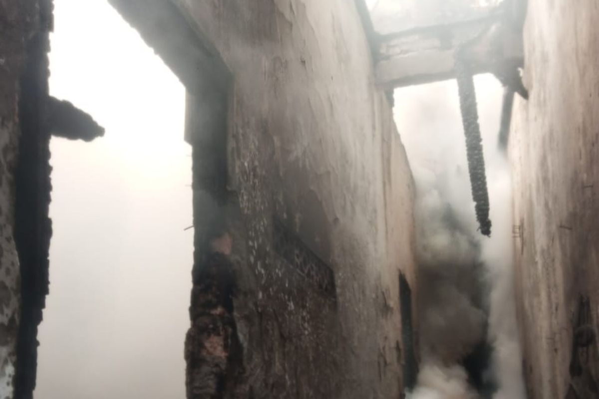 Akibat kebocoran tabung gas, rumah di Sunter, Tanjung Priok, Jakarta Utara, ludes terbakar. Selasa (18/6/2024).