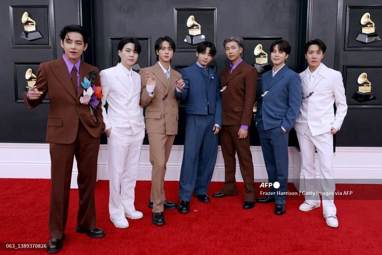 (Dari kiri) V, Suga, Jin, Jungkook, RM, Jimin dan J-Hope dari BTS menghadiri Grammy Awards ke-64 di MGM Grand Garden Arena, Las Vegas, Minggu (3/4/2022). 