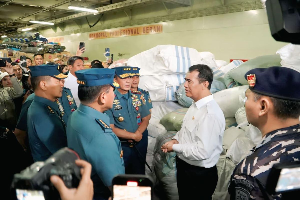 Menteri Pertanian (Mentan) Andi Amran Sulaiman saat meninjau bantuan Kementan Peduli yang dikirimkan dari Dermaga Komando Lintas Laut Militer (Kolinlamil) Pelabuhan Tanjung Priok, Jakarta, Selasa (16/12/2025).