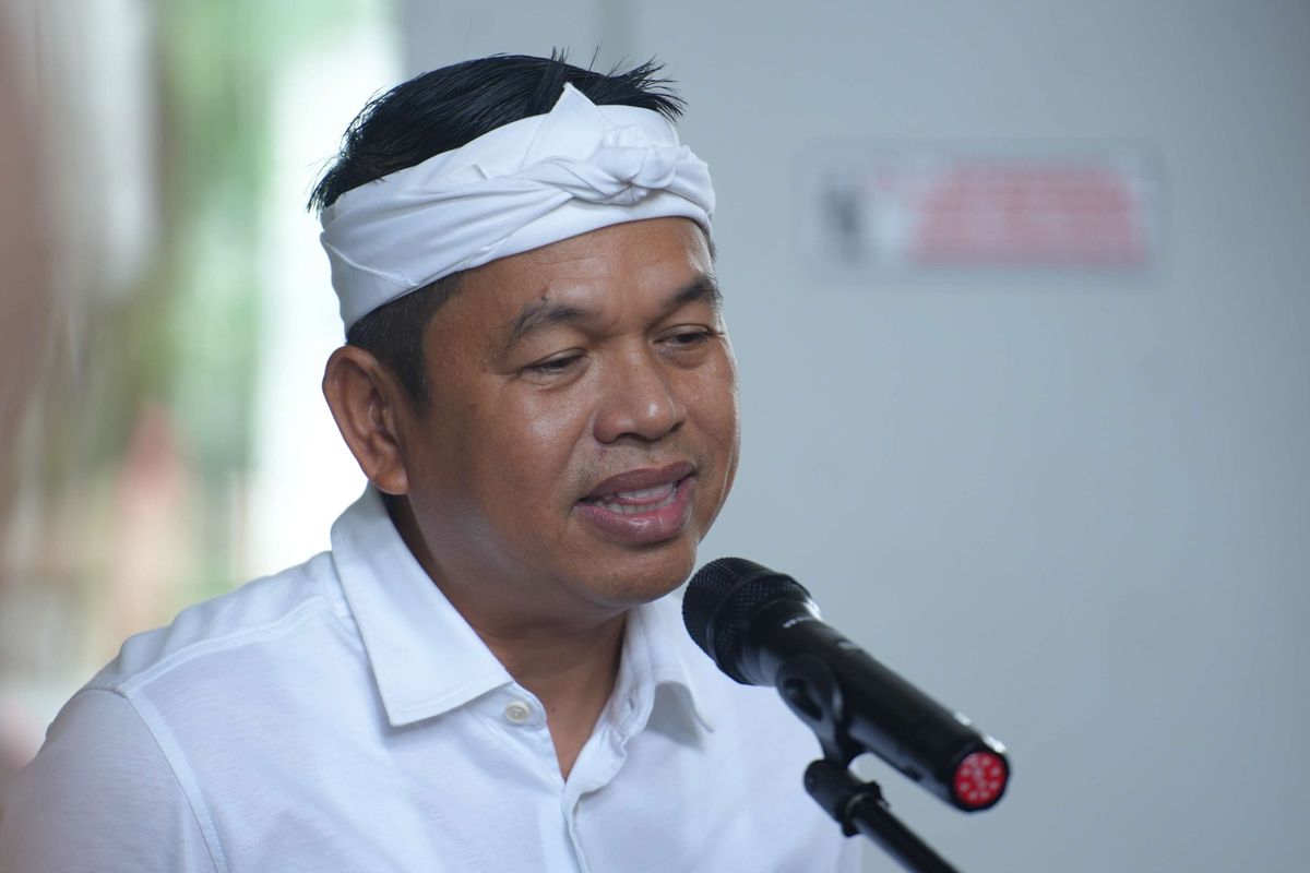 Gubernur Jawa Barat terpilih, Dedi Mulyadi memberikan keterangan pers seusai menjalani pemeriksaan Kesehatan di kompleks Kementerian Dalam Negeri, Minggu (16/2/2025). (KOMPAS.com/FREDERIKUS TUTO KE SOROMAKING)