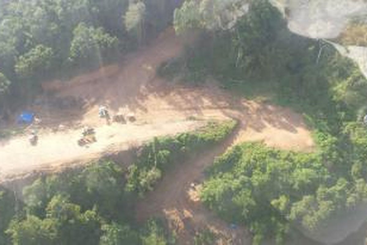 Gambaran kondisi terkini pembangunan jalan darat Mensalong-Tou Lumbis. Jalan itu termasuk penghubung Kalimantan Utara (Kaltara) dengan perbatasan Sabah, Malaysia. Foto diambil Rabu (28/10/2015).