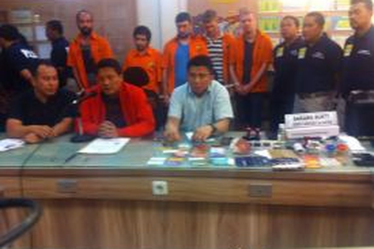 Direktorat Reserse Kriminal Umum Polda Metro Jaya mengungkap kasus pencurian data nasabah dengan pelaku yang tergabung dalam jaringan penjahat internasional, Sabtu (31/10/2015). 
