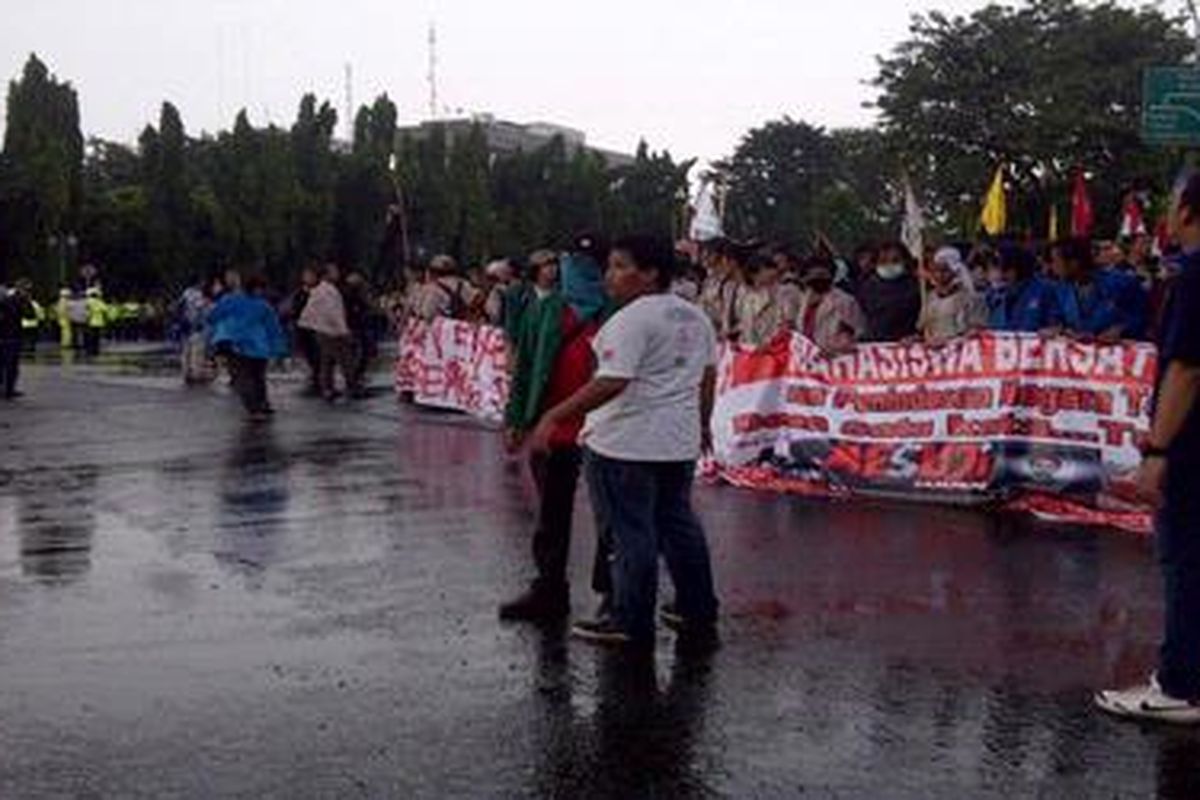 Mahasiswa menutup Jalan Medan Merdeka Barat, Selasa (17/3/2012).