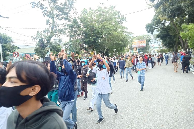 Aksi demo tolak UU Cipta Kerja di Padang diboncengi pelajar. Terlihat pelajar berpakaian sekolah ikut demo