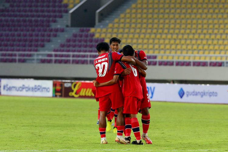 Pemain Arema FC berpelukan seusai menjebol gawang Dewa United FC saat pertandingan pekan ke-12 Liga 1 2022-2023 yang berakhir dengan skor 0-2 di Stadion Manahan Solo, Rabu (7/12/2022) sore.
