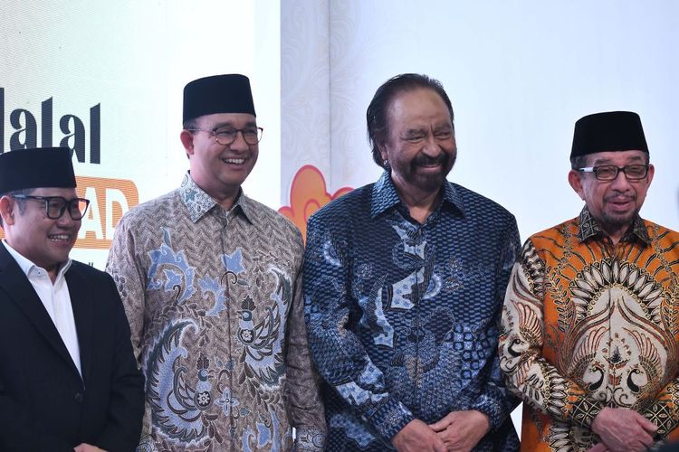 Ketua Majelis Syuro PKS Salim Segaf Al-jufri (kanan) bersama Ketua Umum Partai Nasdem Surya Paloh (kedua kanan), Ketua Umum PKB Muhaimin Iskandar (kiri) dan mantan capres nomor urut 1 Anies Baswedan (kedua kiri) berfoto bersama saat milad ke-22 PKS di kantor DPP PKS, Jakarta, Sabtu (27/4/2024). Tasyakuran milad ke-22 PKS tersebut dihadiri sejumlah kader dan ketua umum partai politik. ANTARA FOTO/Fakhri Hermansyah/nym.