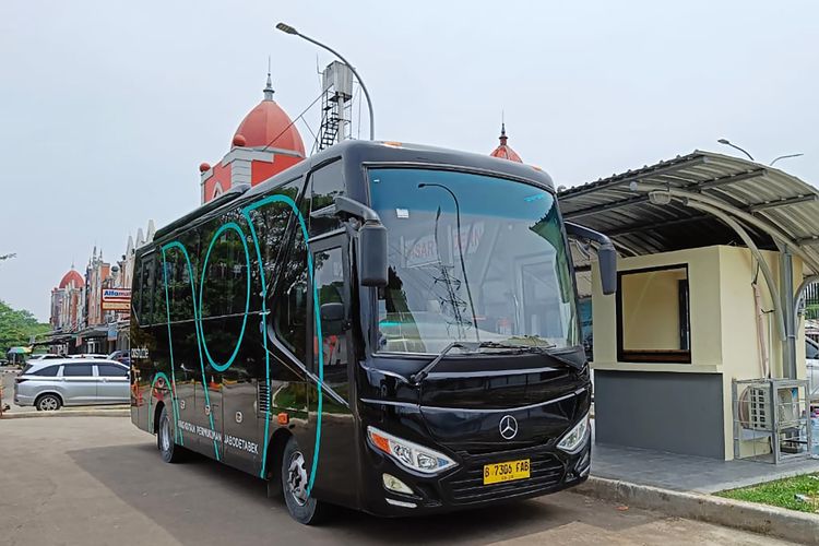Shuttle bus dari Kota Deltamas ke Blok M, dan sebaliknya dengan tarif Rp 35.000 untuk pemesanan via aplikasi, dan Rp 40.000 untuk pembayaran tiket secara langsung.