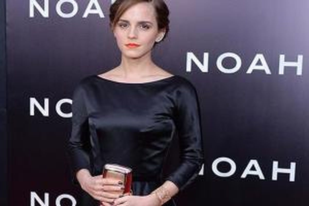 Aktris Emma Watson sangat gemar mengganti warna kuku.