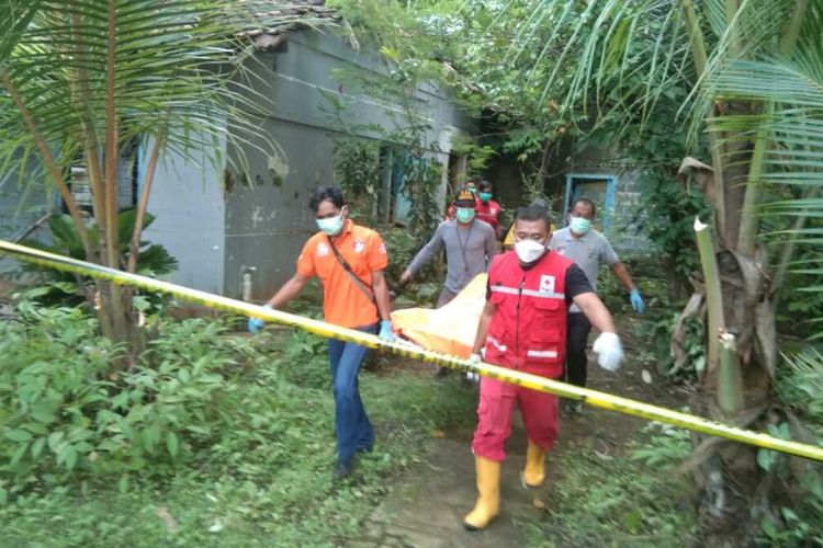 Polisi dan PMI Kulon Progo mengevakuasi jenazah seorang perempuan dari sebuah rumah pada Pedukuhan Candi, Kalurahan Karangwuluh, Kapanewon Temon, Kabupaten Kulon Progo, Daerah Istimewa Yogyakarta