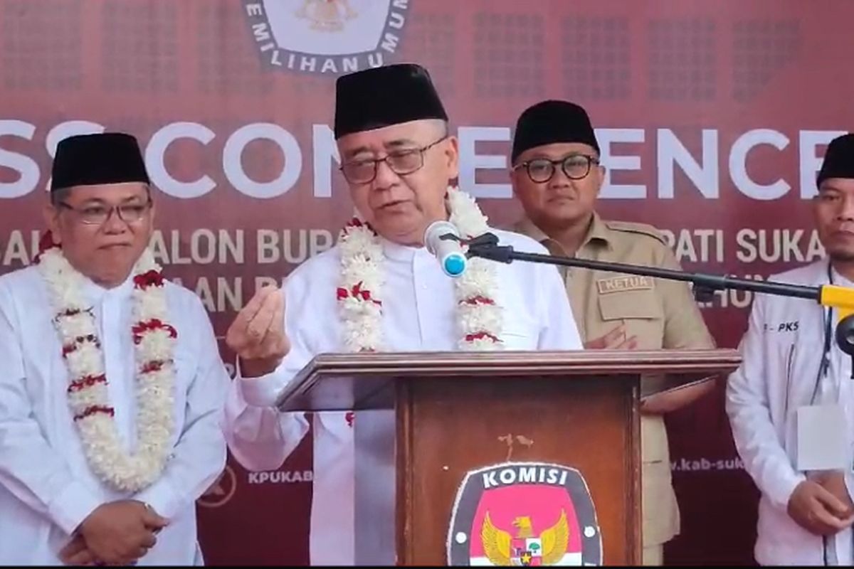 Iyos Somantri (depan) saat melakukan konferensi pers didampingi Zainul (paling kiti) dan didampingi  Ketua DPC Partai Gerindra Kabupaten Sukabumi, Yudha S (baju coklat)  serta ketua DPD PKS Kabupaten Sukabumi, Sodikin (paling kanan). Kamis (29/8/2024). 