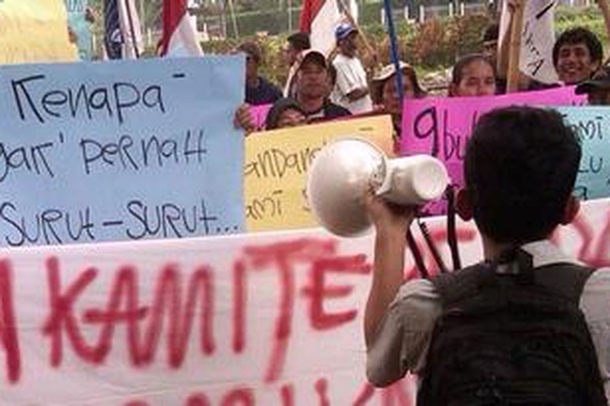 Sekitar 50 warga korban banjir Pondok Labu, Jakarta Selatan menggelar aksi didepan Kantor Komnas HAM, Senin (21/11/2011). Aksi tersebut dilakukan sebelum mengadu ke komnas HAM.