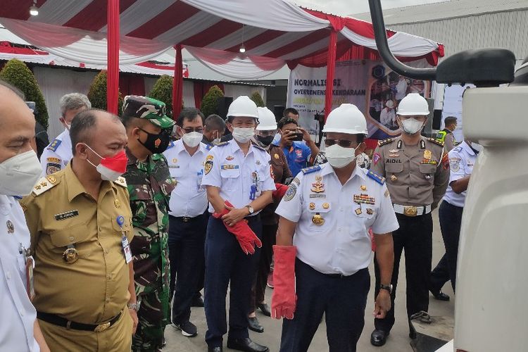 Direktur Jenderal Perhubungan Darat, Kemenhub RI, Budi Setiyadi menghadiri normalisasi over dimensi kendaraan angkutan barang di PT Bakti Transindo, Kabupaten Tegal,  Jawa Tengah, Senin (7/3/2022). 