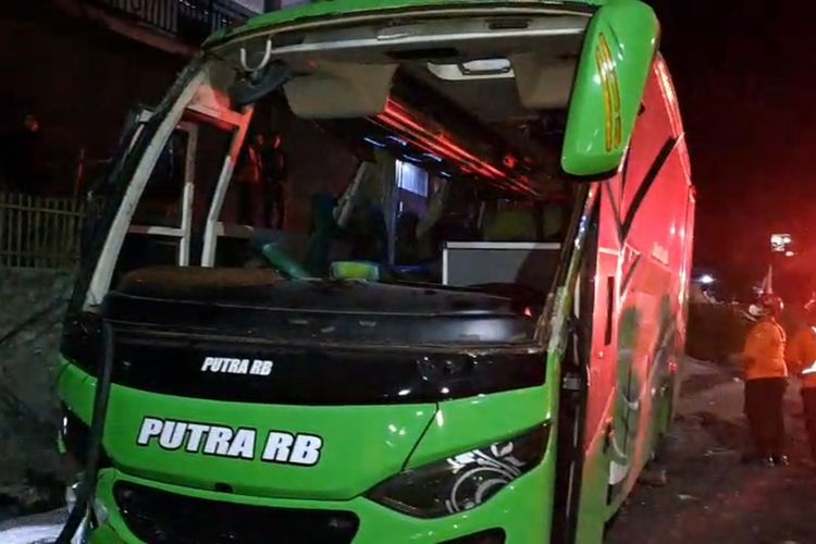 Diduga Sopir Hilang Konsentrasi, Bus Rombongan Umrah Tabrak Tembok di Nagreg, 1 Orang Meninggal