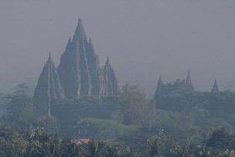 Kabut menyelimuti kawasan sekeliling Candi Prambanan, Sleman, DI Yogyakarta. Tanah yang subur serta ketersediaan air yang melimpah di sekitar kompleks Candi Prambanan dan Candi Sewu memungkinkan warga memilih bercocok tanam sebagai sumber mata pencaharian utama mereka.
