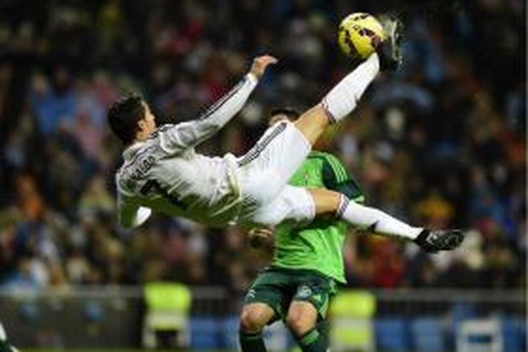 Penyerang Real Madrid, Cristiano Ronaldo, melakukan tendangan salto saat laga Primera Division melawan Celta Vigo di Santiago Bernabeu, Sabtu (6/12/2014).