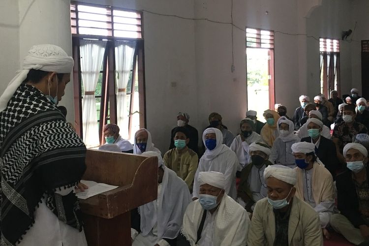 Ratusan jemaah tarekat Naqsabandiyah melaksanakan shalat Idul Fitri di Medan, Rabu (12/5/2021), satu hari lebih cepat dari tanggal yang ditetapkan pemerintah. (KOMPAS.com/DANIEL PEKUWALI)