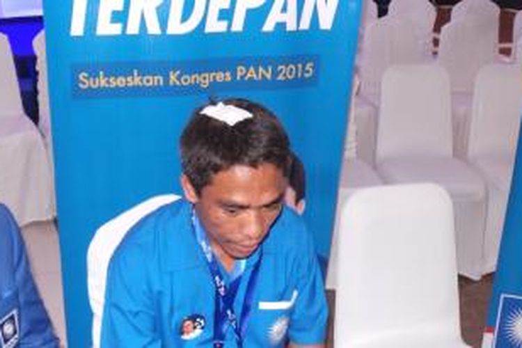 Muhammad Rafi Ginting, pengurus DPD PAN Kab Karo, Sumatera Utara, terluka kepalanya karena terkena lemparan kursi saat pembahasan tata tertib Kongres IV PAN, di Hotel Westin, Nusa Dua, Bali, Minggu (1/3/2015).