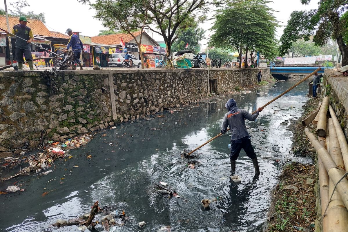 Petugas Dinas PUPR saat membersihkan sampah di Kali Sipon, Kelurahan Poris Plawad Utara, Kecamatan Cipondoh, Kota Tangerang, Senin (30/8/2021).