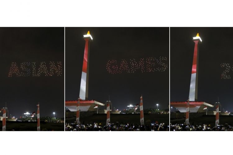 Atraksi 300 drone menyemarakkan acara setahun hitung mundur (countdown) Asian Games 2018 di Monumen Nasional (Monas), Jakarta, Jumat (18/8/2017). Ribuan penonton antusias menyaksikan acara yang dibuka oleh Presiden Republik Indonesia, Joko Widodo