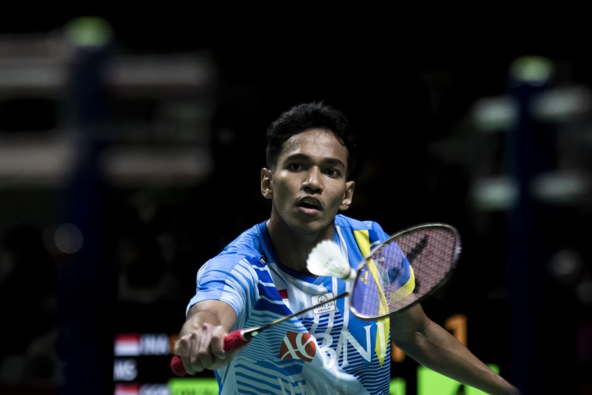 Pebulu tangkis tunggal putra Indonesia Chico Aura Dwi Wardoyo mengembalikan kok ke pebulu tangkis tunggal putra Singapura Loh Kean Yew saat pertandingan pada babak 16 besar Daihatsu Indonesia Masters 2022 di Istora Senayan, Jakarta, Kamis (9/6/2022). Chico Aura gagal melaju ke babak selanjutnya setelah kalah dari lawannya dengan skor 11-21 dan 14-21. ANTARA FOTO/Muhammad Adimaja/YU