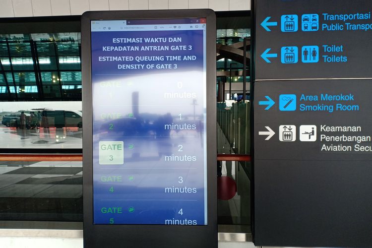 Fasilitas Crowd Management System yang memungkinkan pengunjung dan pengguna jasa bandara untuk tahu estimasi waktu dan kepadatan antrian di gate yang ada di Terminal 3. Fasilitas ini digunakan untuk mengurai kepadatan antrian