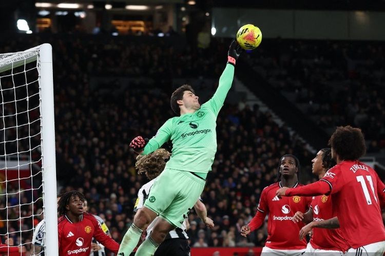 Kiper Manchester United, Senne Lammens, beraksi pada laga Liga Inggris antara Manchester United dan Newcastle United di Old Trafford, Manchester, barat laut Inggris, pada 26 Desember 2025.