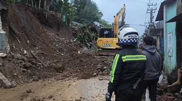 Arus Kendaraan di Jalan Alternatif Cikopo Puncak Dialihkan Sementara, Longsor Tutupi Sebagian Jalan