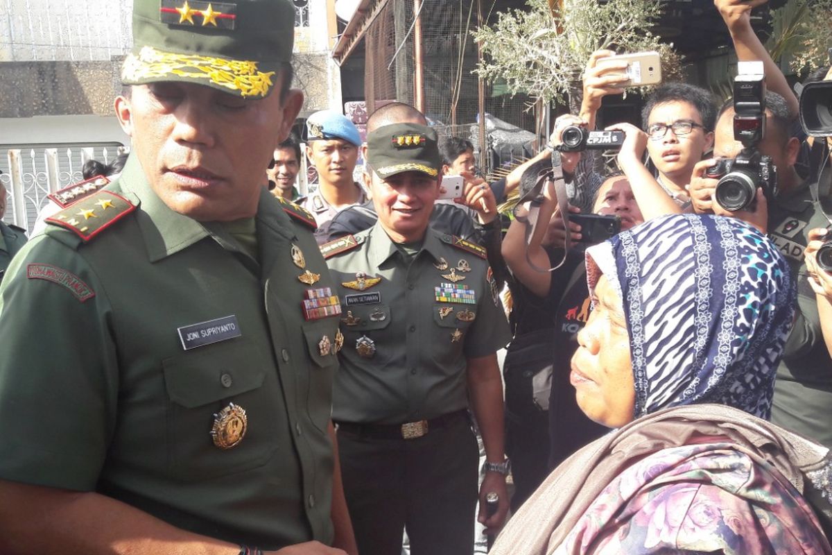 Pangdam Jaya Mayjen TNI Joni Supriyanto berbincang dengan seorang warga korban kebakaran di Taman Kota, Jakarta Barat, Sabtu (31/3/2018).