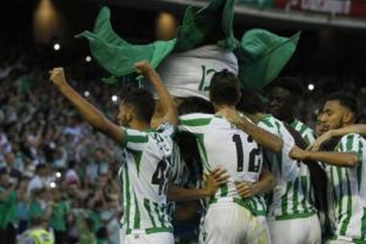 Para pemain Real Betis merayakan keberhasilan promosi ke Divisi Primera untuk musim 2015-16.